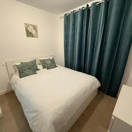 T2 Dans Un Chateau Du Xviie Bords De Marne La Varenne Appartement